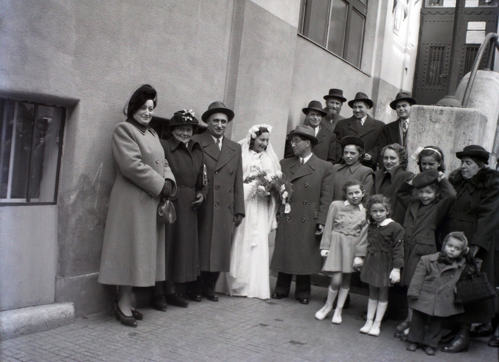 Hungary, Budapest VII., a Kazinczy utcai orthodox központ udvara a zsinagógánál., 1948, Hámori Gyula, Budapest, wedding ceremony, tableau, Fortepan #104897