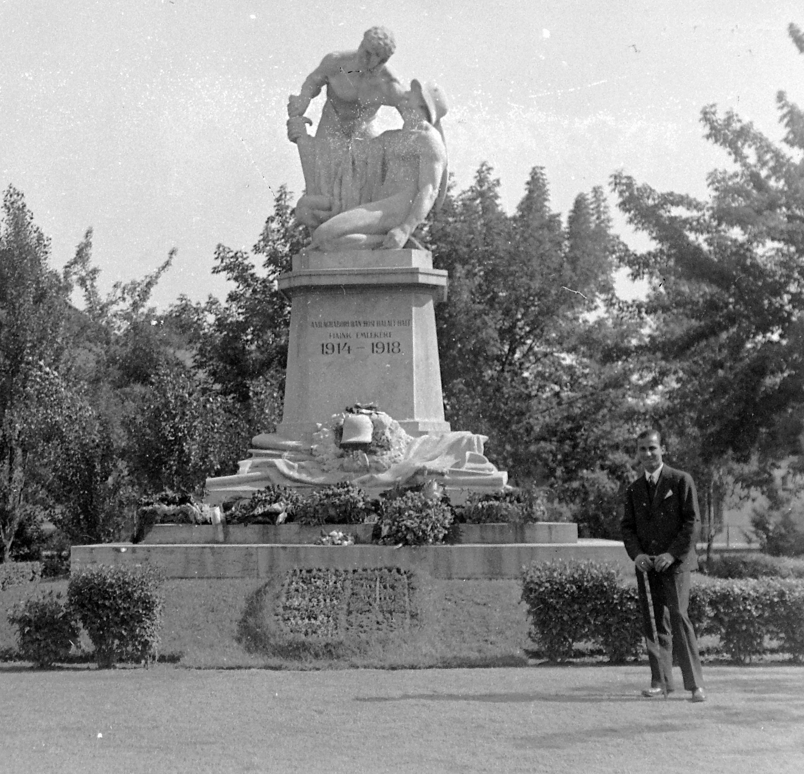 Magyarország, Szolnok, Hősök Szobra., 1932, Kurutz Márton, szobor, park, emlékmű, címer, Fortepan #10490
