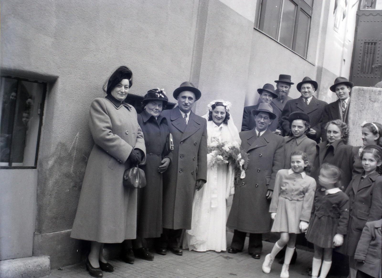Hungary, Budapest VII., a Kazinczy utcai orthodox központ udvara a zsinagógánál., 1948, Hámori Gyula, Budapest, erroneous photo, wedding ceremony, tableau, Fortepan #104903