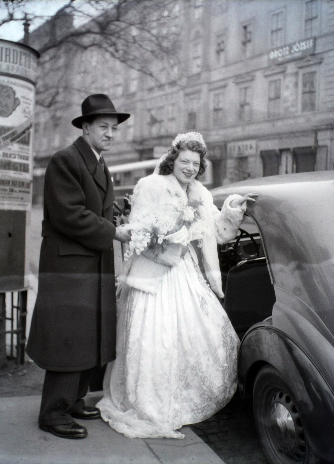 Hungary, Budapest VII., Dohány utca, a felvétel a zsinagóga előtt készült., 1948, Hámori Gyula, Budapest, entering the car, bride, groom, Fortepan #104904