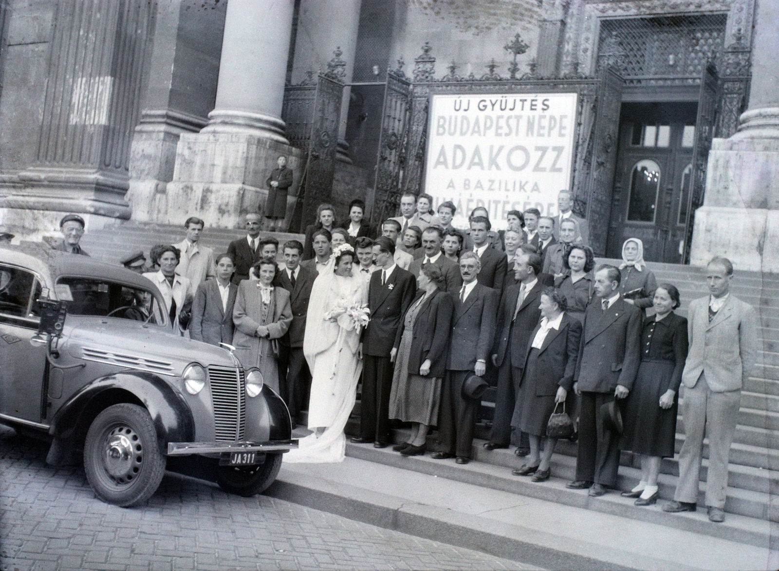 Hungary, Budapest V., Szent István tér, a Szent István-bazilika főbejárata., 1948, Hámori Gyula, wedding ceremony, taxicab, Renault-brand, bride, groom, untitled, number plate, Budapest, label, Fortepan #104906