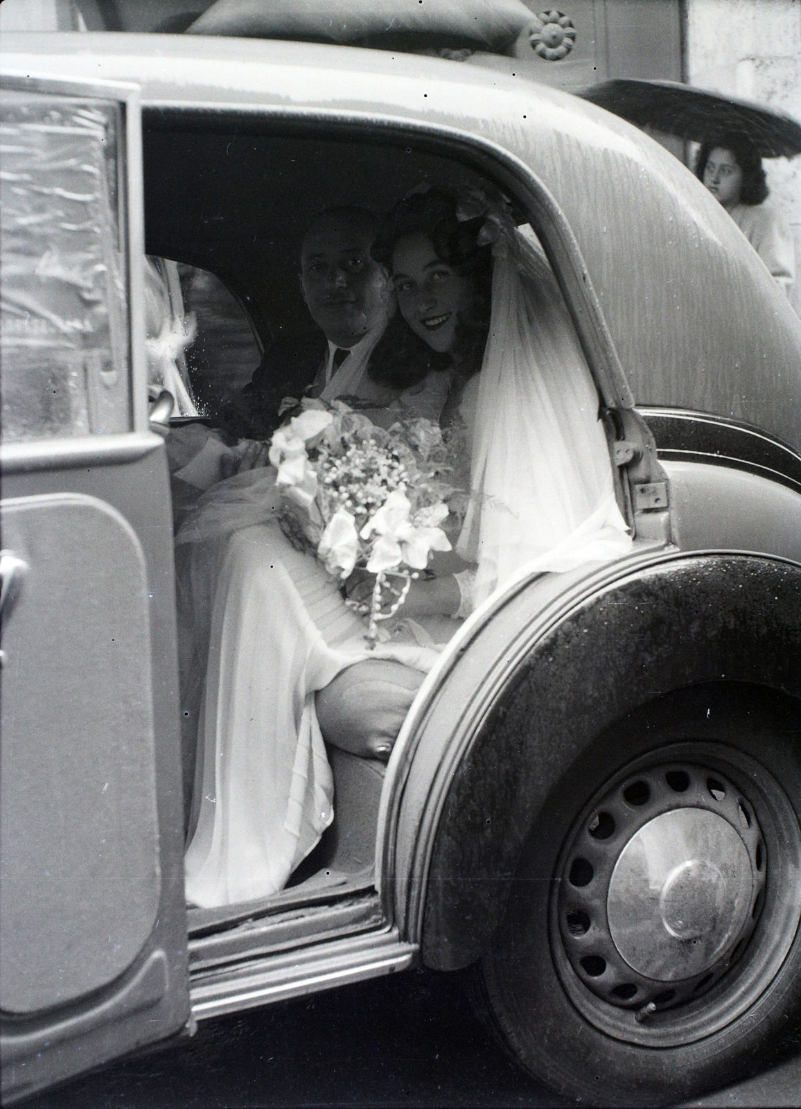 Magyarország, Budapest VII., Kazinczy utca, a felvétel a zsinagóga melletti orthodox központ bejáratánál készült., 1948, Hámori Gyula, Budapest, menyasszony, automobil, vőlegény, Fortepan #104908