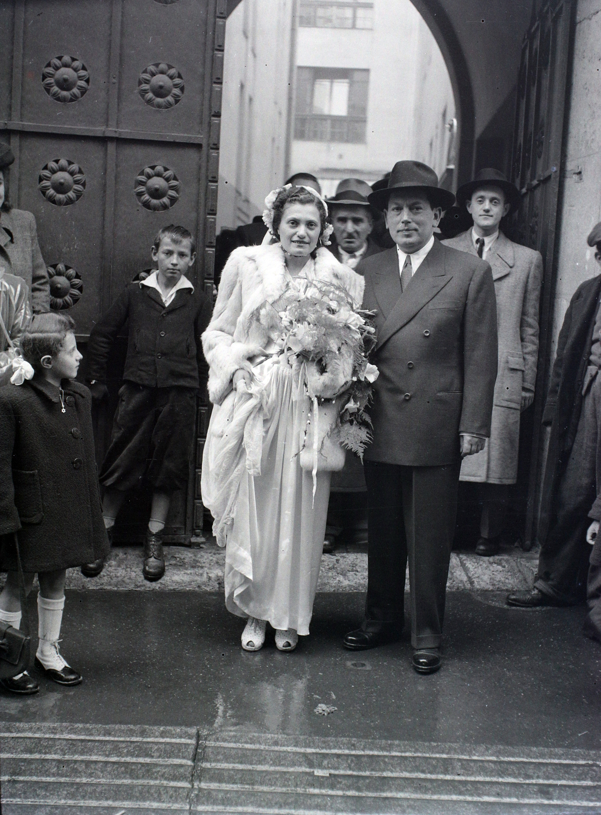 Magyarország, Budapest VII., a Kazinczy utcai orthodox központ bejárata a zsinagóga mellett., 1948, Hámori Gyula, Budapest, menyasszony, Fortepan #104909