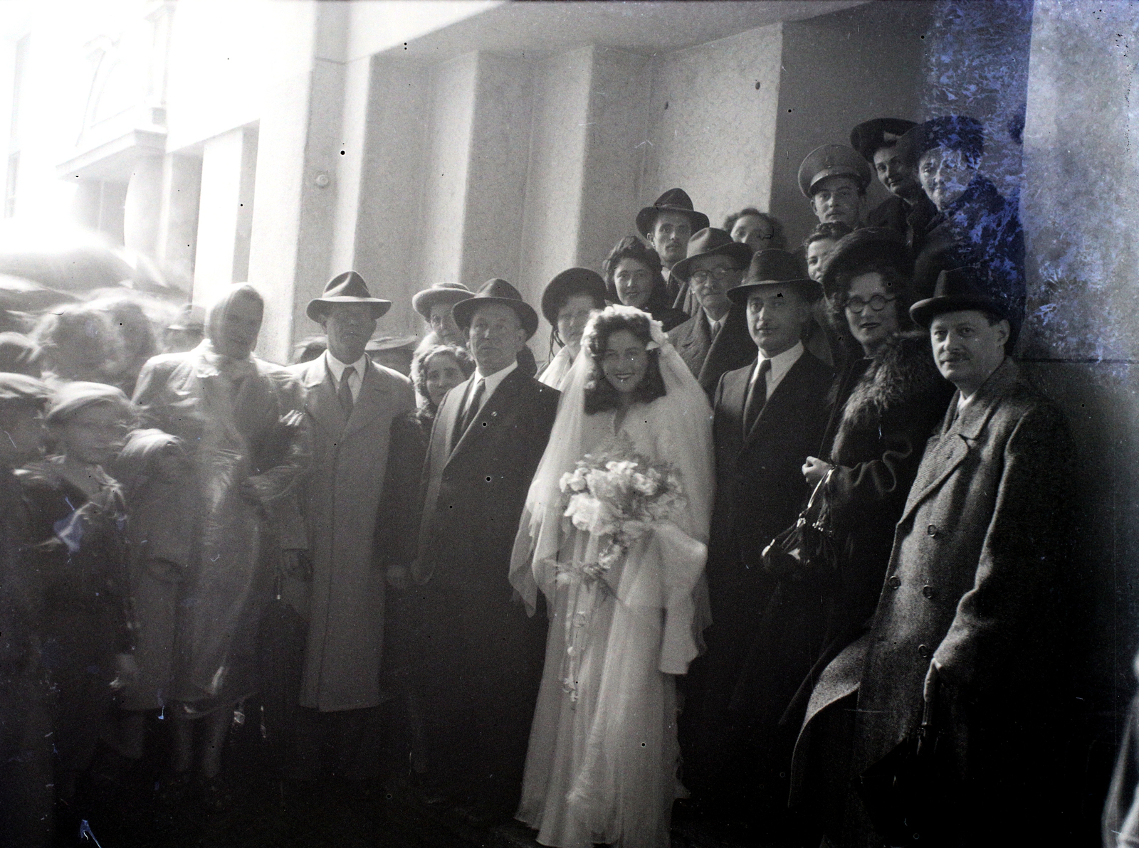 Hungary, Budapest VII., a Kazinczy utcai orthodox központ bejárata, kapualj a zsinagóga mellett., 1948, Hámori Gyula, Budapest, erroneous photo, wedding ceremony, tableau, bride, Fortepan #104911