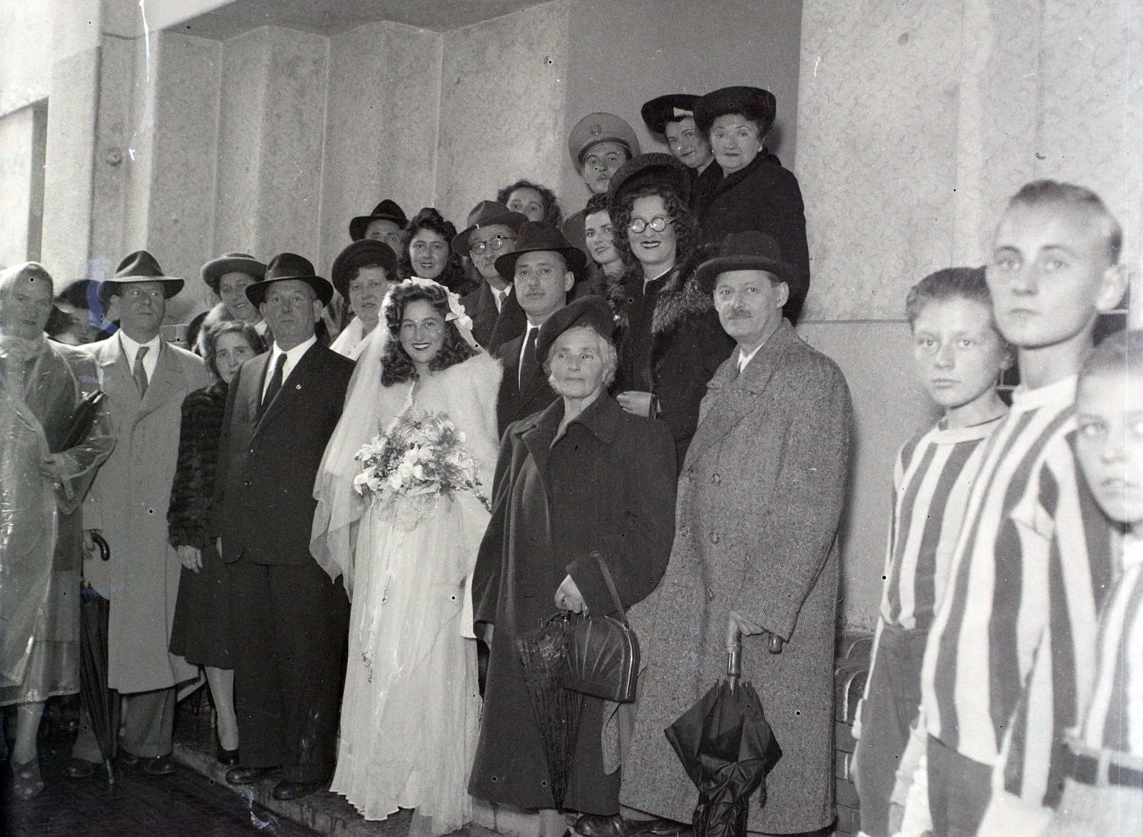 Magyarország, Budapest VII., a Kazinczy utcai orthodox központ bejárata, kapualj a zsinagóga mellett., 1948, Hámori Gyula, Budapest, menyasszony, vőlegény, csoportkép, Fortepan #104913