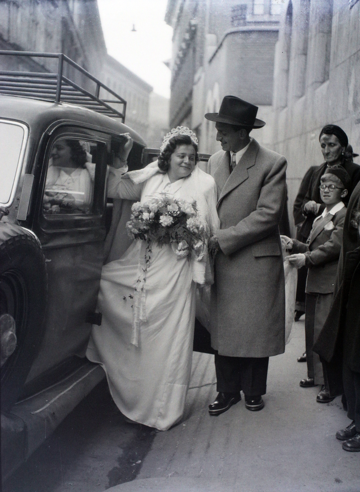 Hungary, Budapest VII., Kazinczy utca, a felvétel a zsinagóga előtt készült., 1948, Hámori Gyula, Budapest, entering the car, bride, groom, Fortepan #104914