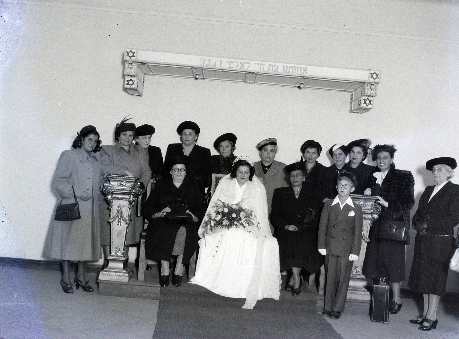 Hungary, Budapest VII., a Kazinczy utcai orthodox központ, Sasz Chevra imaház., 1948, Hámori Gyula, judaism, Budapest, Hebrew script, yellow star, bride, tableau, Fortepan #104917