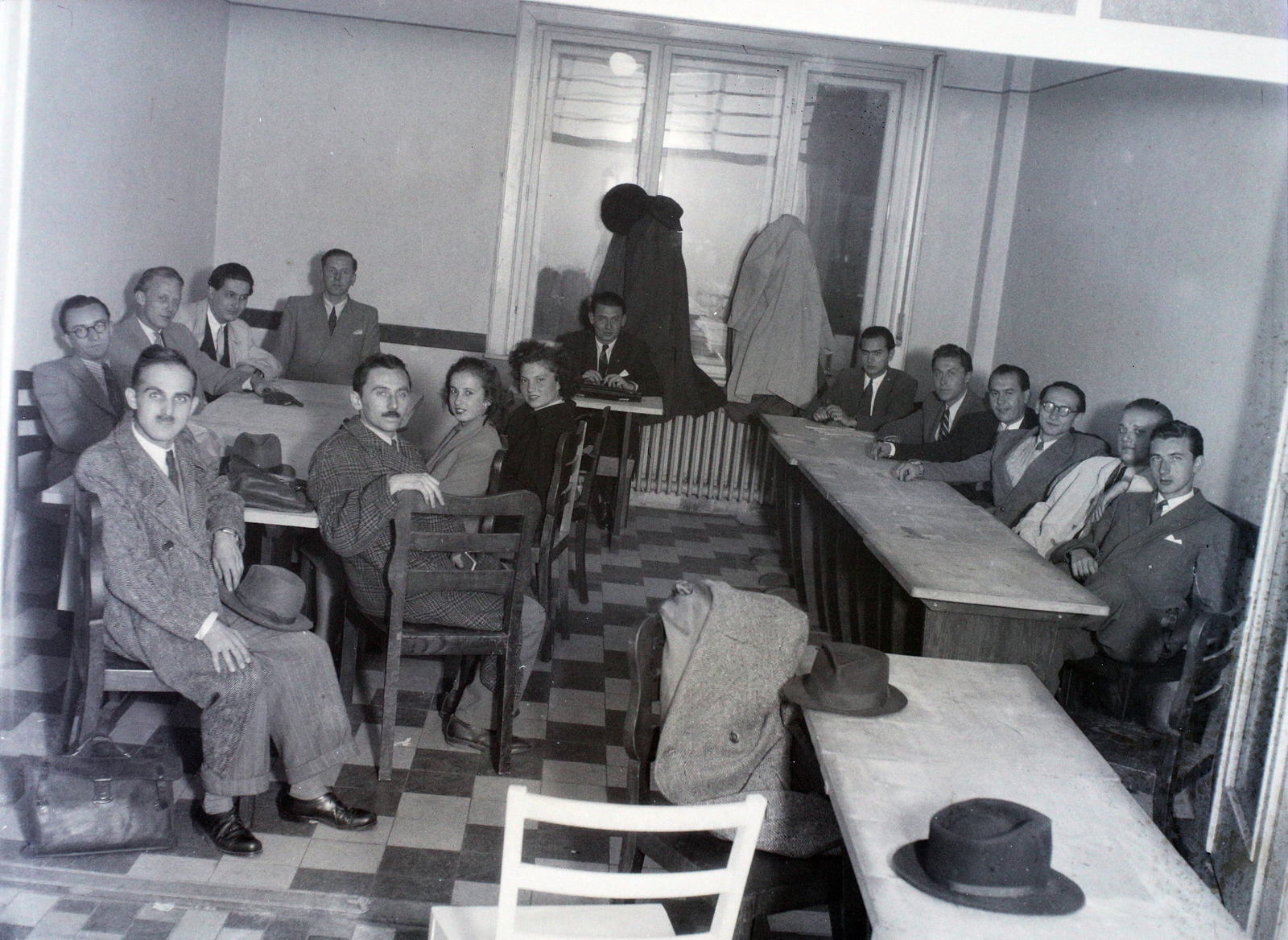 Hungary, 1948, Hámori Gyula, Budapest, table, lady, gentleman, chair, sitting, hat on a table, hat on the table, Fortepan #104918