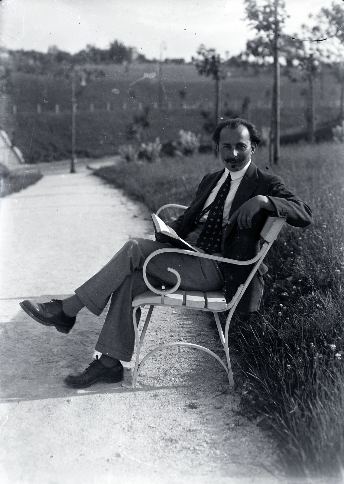 Hungary, Tabán, Budapest I., Kereszt köz a Hegyalja út felé nézve., 1937, Kurutz Márton, reading, man, bench, Budapest, leg over leg, Fortepan #10492