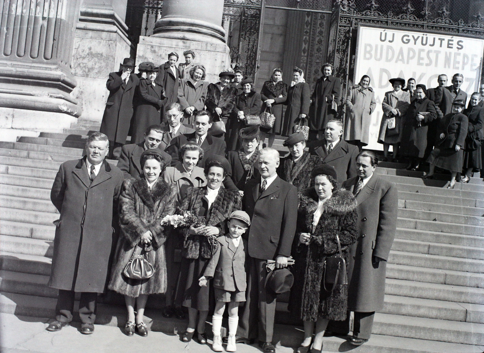 Magyarország, Budapest V., Szent István tér, a Szent István-bazilika főbejárata., 1948, Hámori Gyula, Budapest, hölgy, úriember, kisfiú, csoportkép, rövidnadrág, sapka, bunda, lépcső, Fortepan #104920