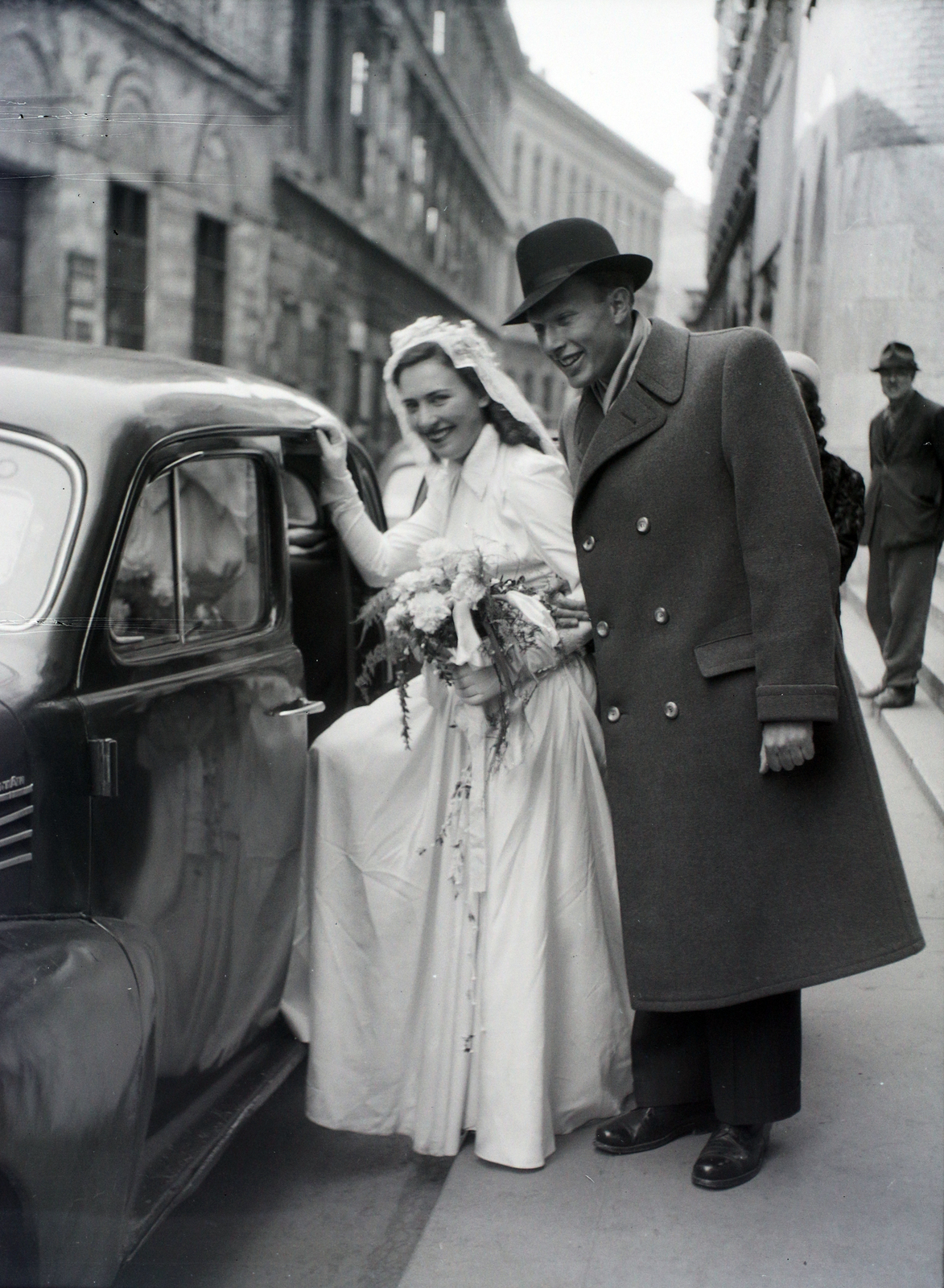 Hungary, Budapest VII., Kazinczy utca, zsinagóga., 1948, Hámori Gyula, Budapest, entering the car, bride, groom, Fortepan #104922