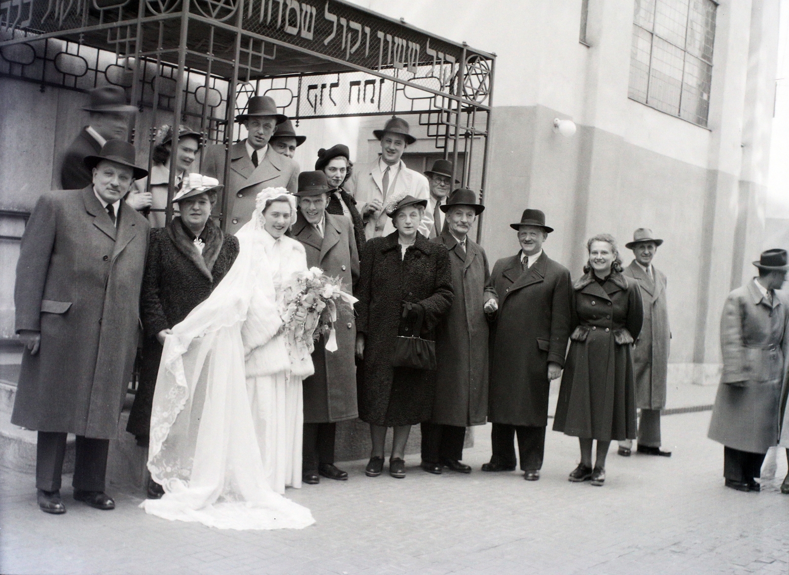 Hungary, Budapest VII., a Kazinczy utcai orthodox központ udvara, hüpe (menyegzői baldachin) a zsinagógánál., 1948, Hámori Gyula, judaism, Budapest, Hebrew script, chuppah, yellow star, Fortepan #104926