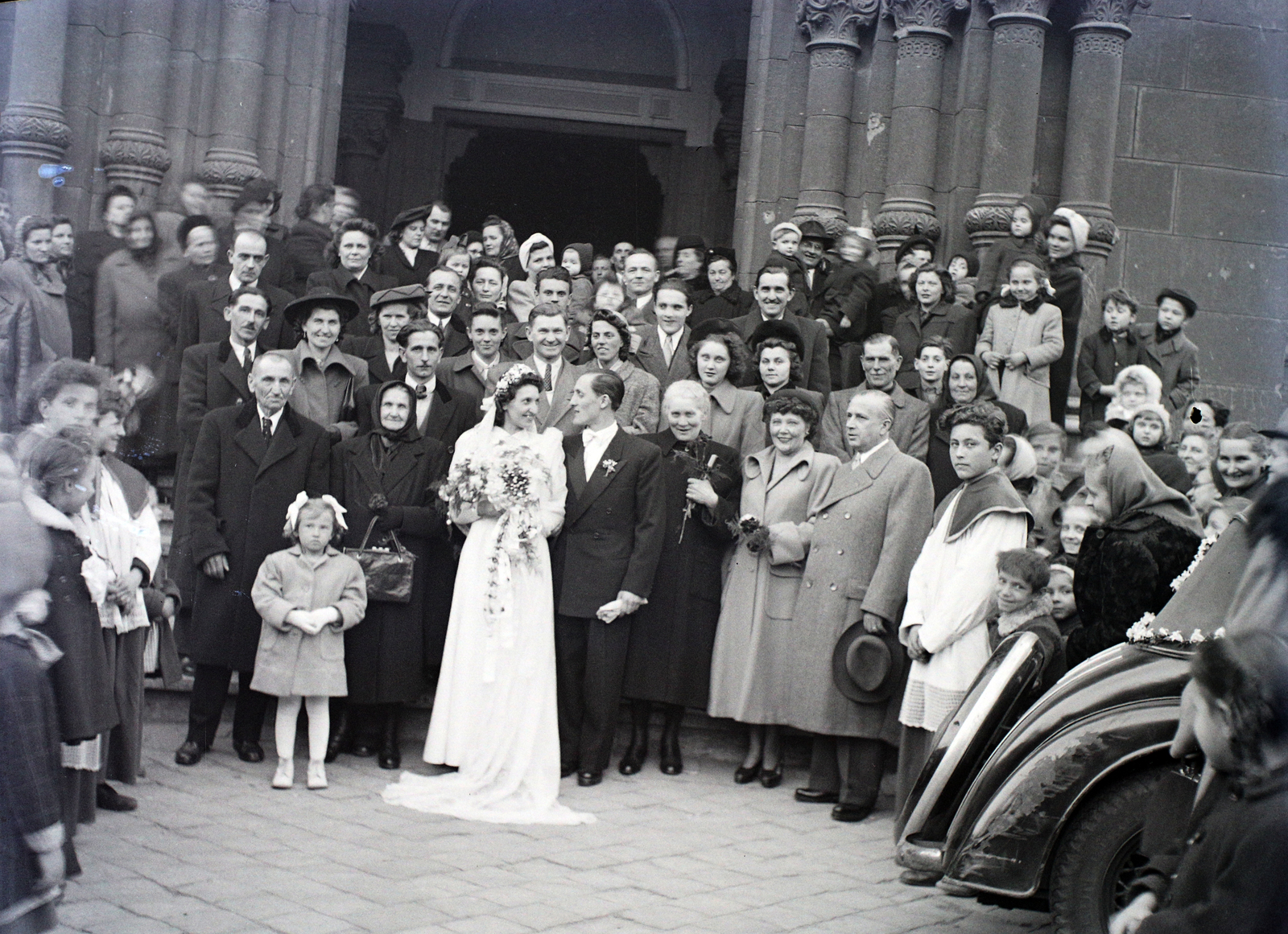 Magyarország, Budapest IX., Bakáts tér, Assisi Szent Ferenc-templom., 1948, Hámori Gyula, Budapest, esküvő, csoportkép, Fortepan #104927