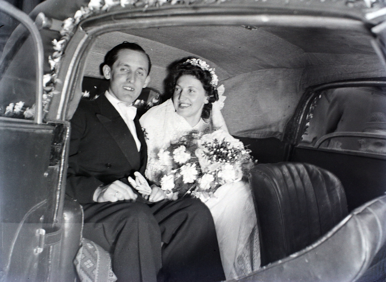 Hungary, Budapest IX., Bakáts tér, a felvétel az Assisi Szent Ferenc-templom előtt készült., 1948, Hámori Gyula, Budapest, bride, automobile, groom, Fortepan #104929