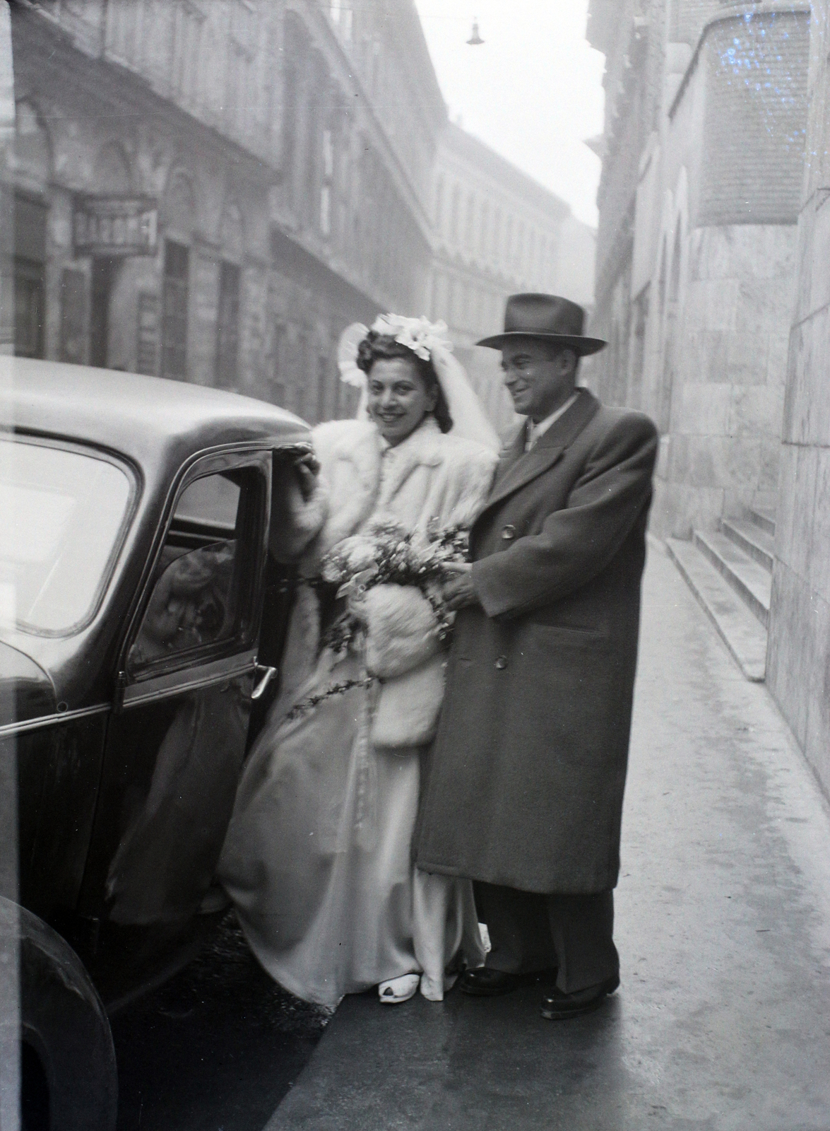 Hungary, Budapest VII., Kazinczy utca, zsinagóga., 1948, Hámori Gyula, Budapest, entering the car, bride, groom, Fortepan #104930