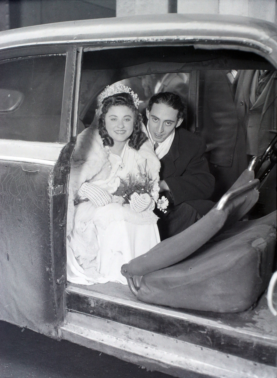 Hungary, Budapest VII., Kazinczy utca, a felvétel a zsinagóga melletti orthodox központ bejáratánál készült., 1948, Hámori Gyula, Budapest, bride, automobile, groom, Fortepan #104932