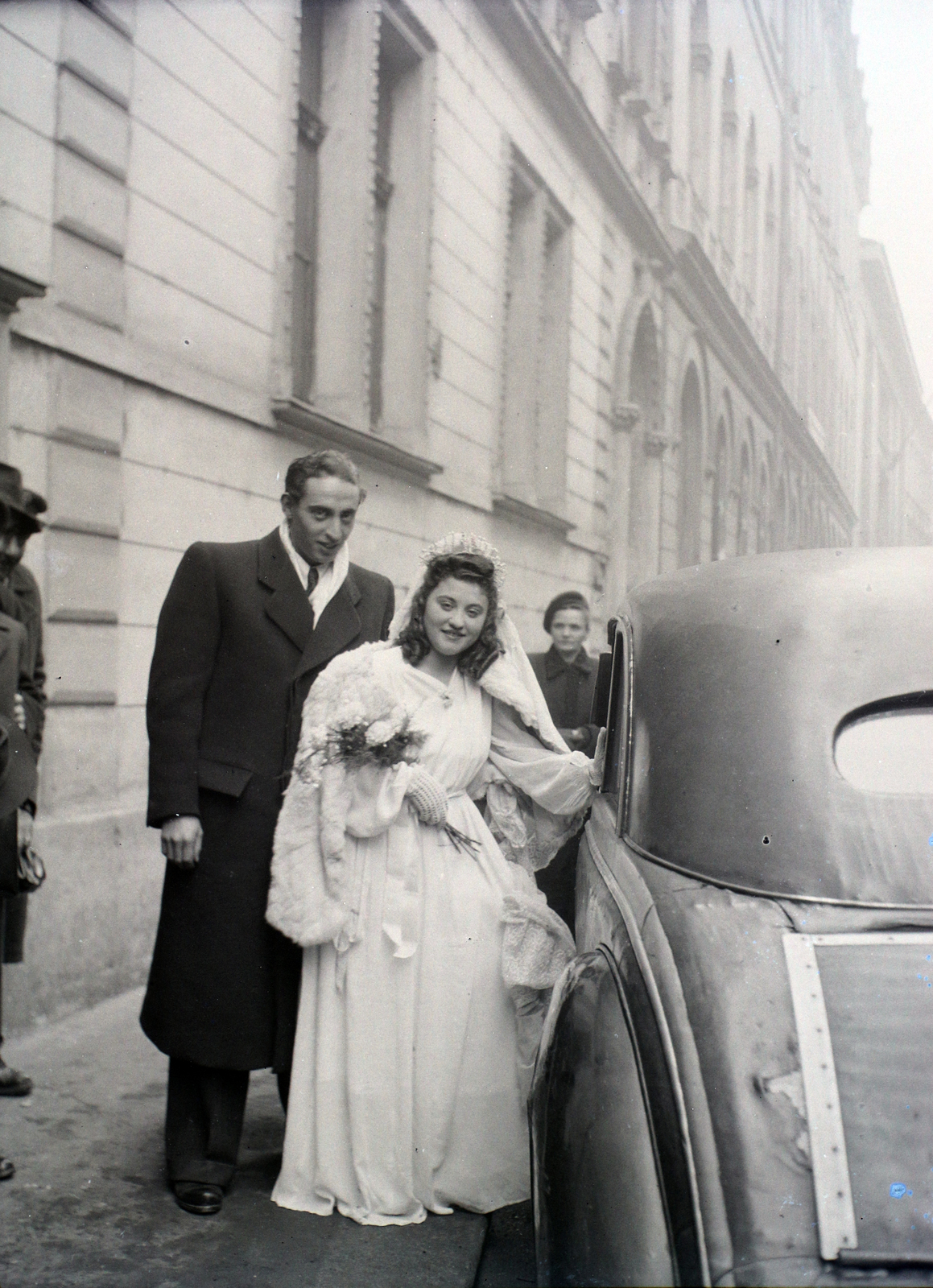 Hungary, Budapest VII., Kazinczy utca a zsinagógától a Wesselényi utca felé nézve., 1948, Hámori Gyula, Budapest, entering the car, bride, groom, Fortepan #104933