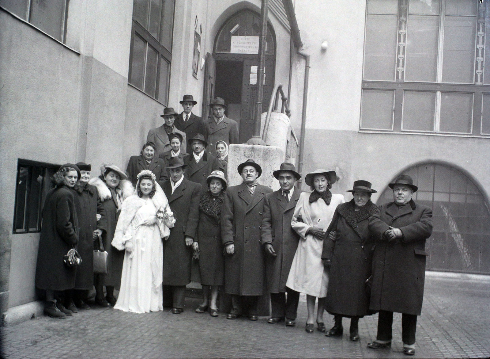 Magyarország, Budapest VII., a Kazinczy utcai orthodox központ udvara a zsinagógánál., 1948, Hámori Gyula, Budapest, esküvő, csoportkép, lépcső, Fortepan #104935