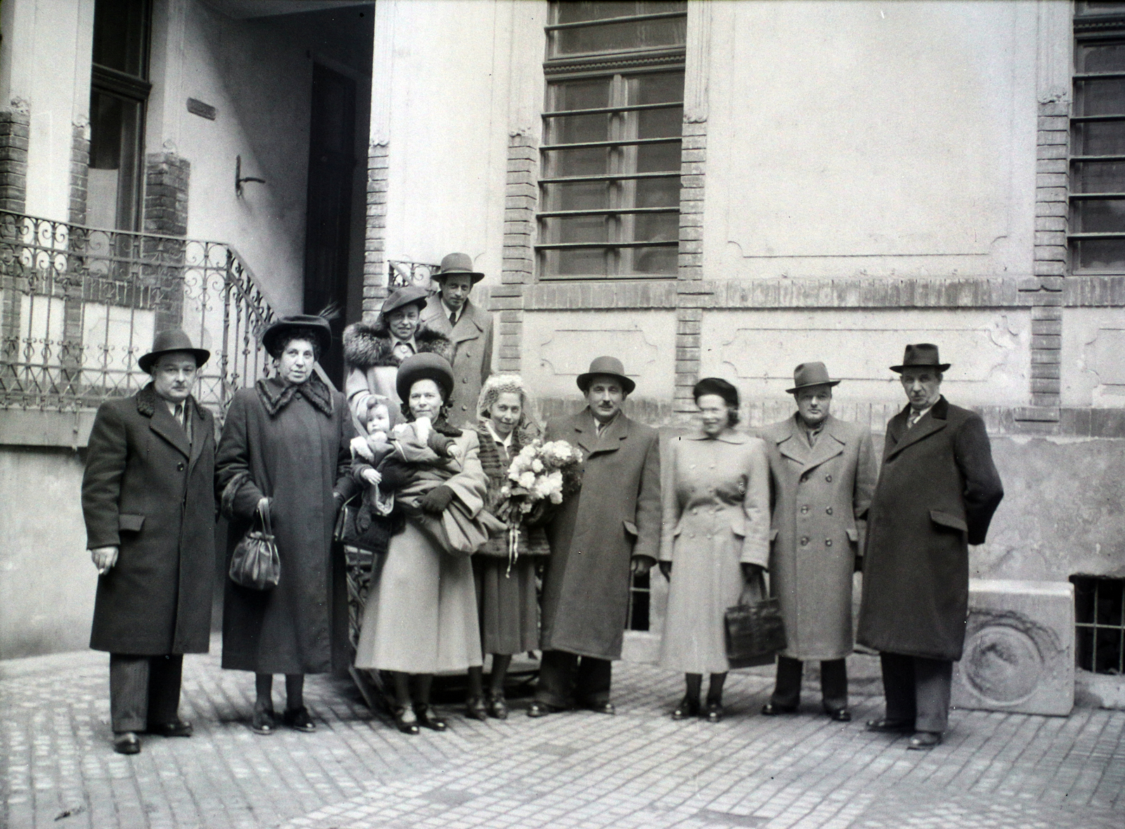 Hungary, 1948, Hámori Gyula, Budapest, erroneous photo, tableau, inner courtyard, Fortepan #104938