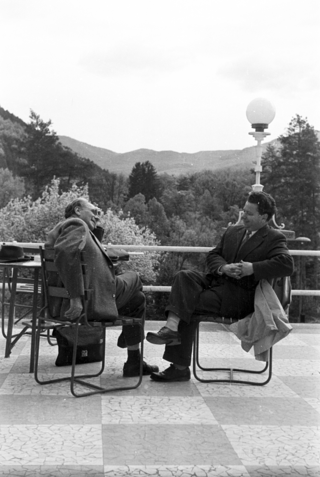 1952, Kurutz Márton, light, terrace, chair, talks, leg over leg, intertwined fingers, Fortepan #10494