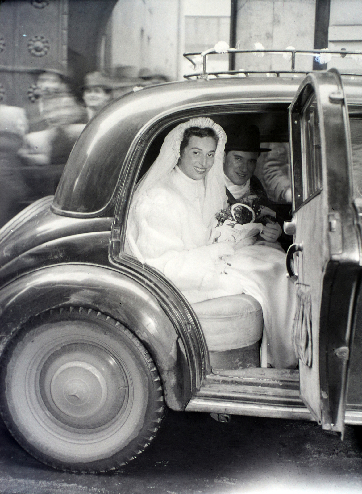 Hungary, Budapest VII., Kazinczy utca, a felvétel a zsinagóga melletti orthodox központ bejáratánál készült., 1948, Hámori Gyula, Budapest, bride, automobile, groom, Fortepan #104942