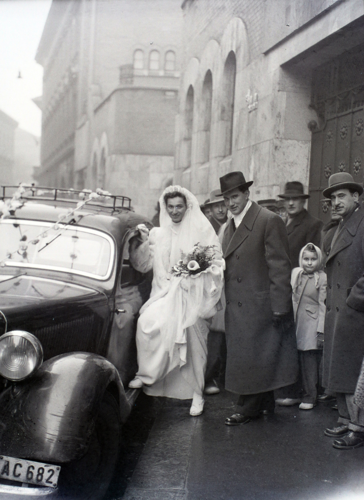 Hungary, Budapest VII., bejárat a Kazinczy utcai orthodox központhoz a zsinagóga mellett., 1948, Hámori Gyula, number plate, Budapest, entering the car, bride, groom, Fortepan #104943