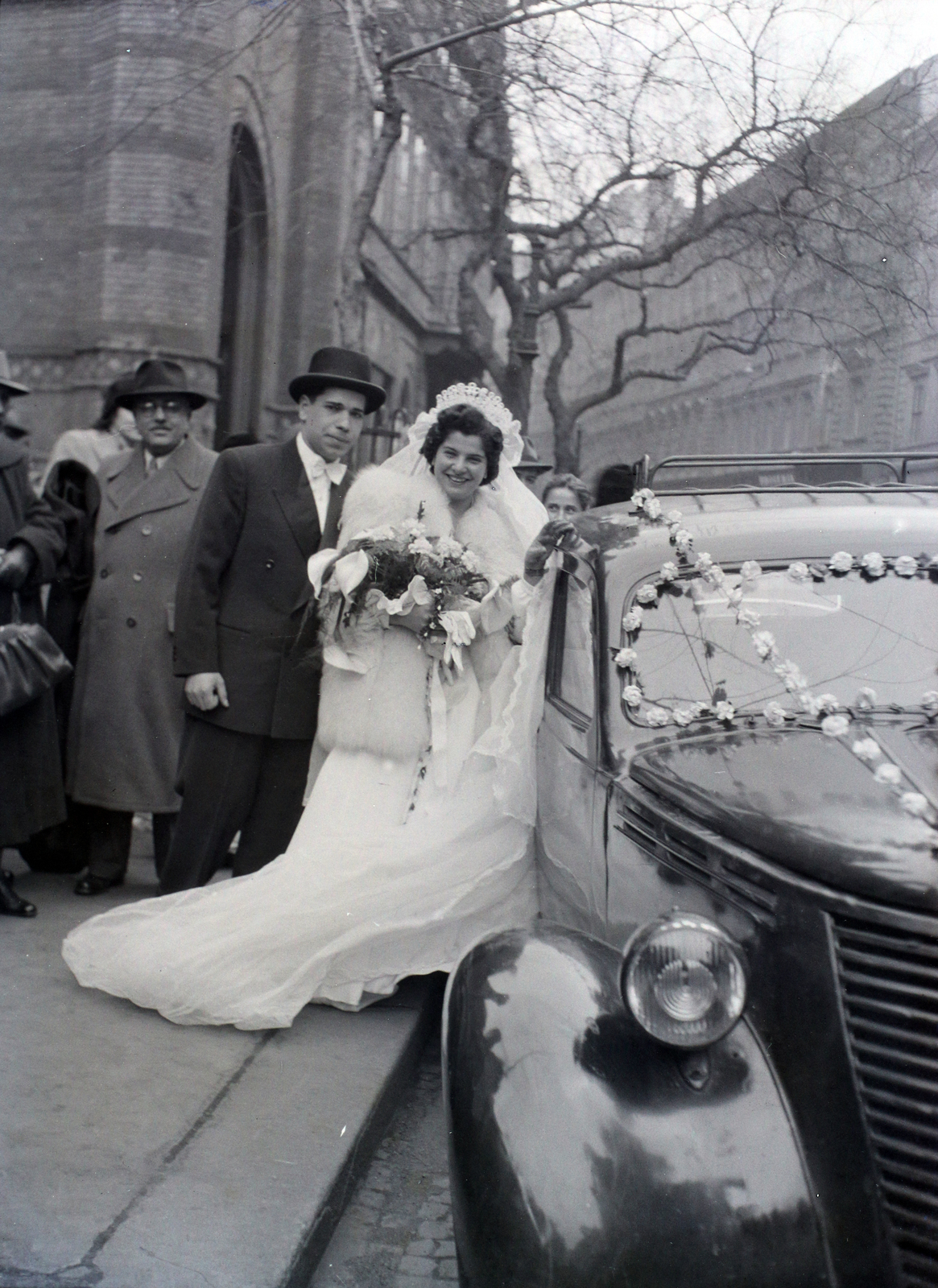 Magyarország, Budapest VII., Dohány utca, a felvétel a zsinagóga előtt készült., 1948, Hámori Gyula, Fiat 1100B, Budapest, autóba szállás, Fortepan #104948