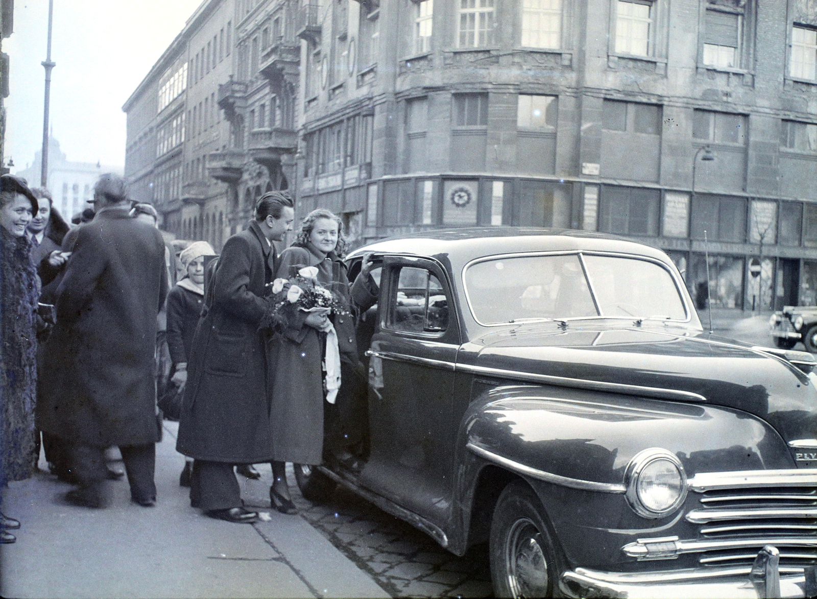 Hungary, Budapest V., Szent István tér, a felvétel a Szent István-bazilika főbejárata előtt készült, balra a Hercegprímás (Wekerle Sándor) utca a Deák Ferenc tér felé nézve., 1948, Hámori Gyula, american brand, automobile, Plymouth-brand, Budapest, entering the car, Fortepan #104951