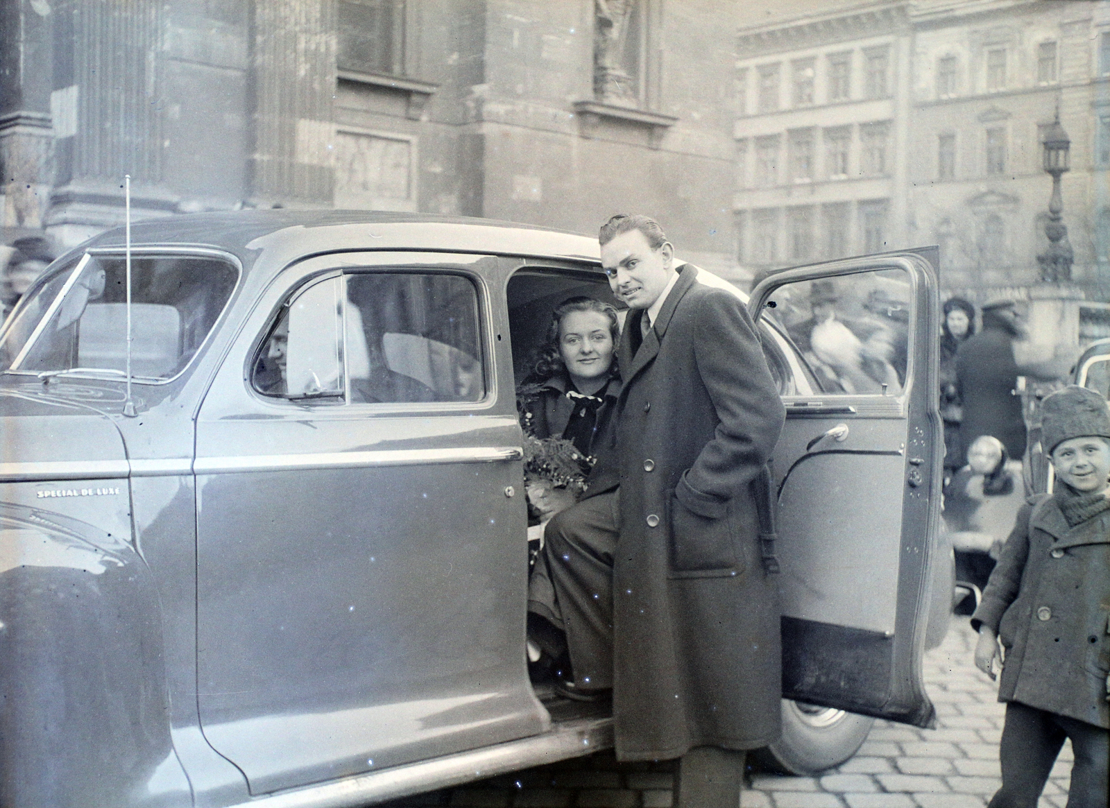 Hungary, Budapest V., Szent István tér a Szent István-bazilika főbejárata előtt., 1948, Hámori Gyula, Budapest, entering the car, Fortepan #104952