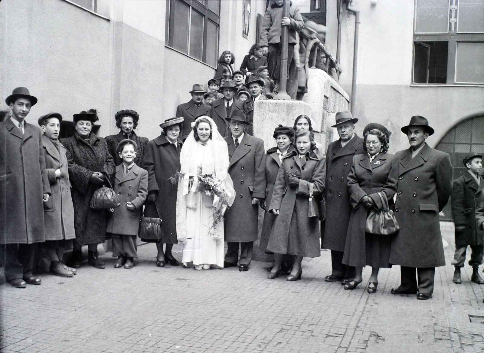Hungary, Budapest VII., a Kazinczy utcai orthodox központ udvara a zsinagógánál., 1948, Hámori Gyula, Budapest, wedding ceremony, tableau, stairs, Fortepan #104954