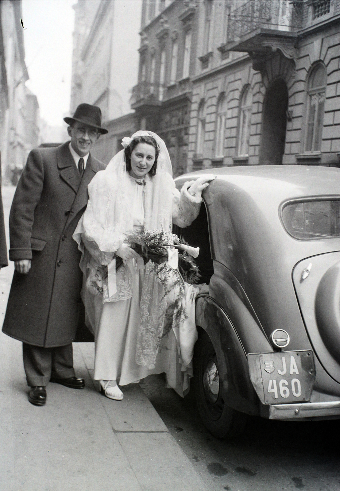 Hungary, Budapest VII., Kazinczy utca a zsinagógától a Wesselényi utca felé nézve., 1948, Hámori Gyula, untitled, number plate, Budapest, entering the car, Fortepan #104955