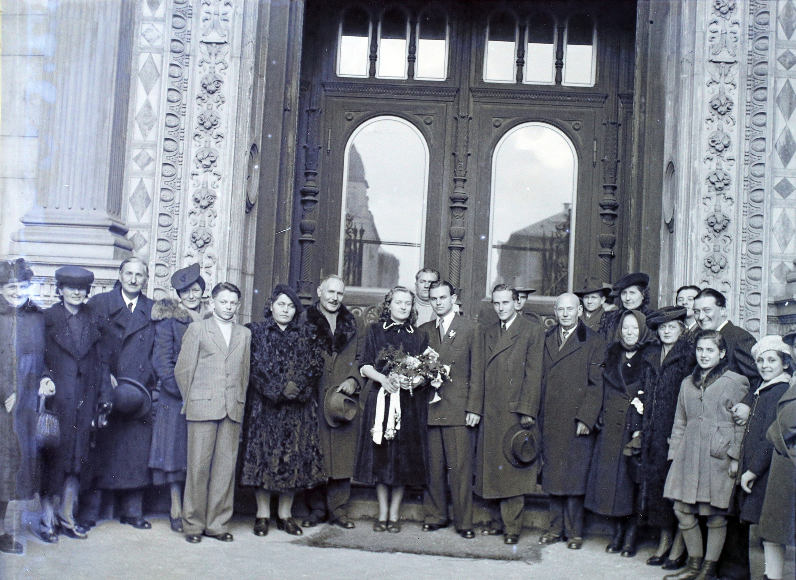 Hungary, Budapest V., Szent István tér, Szent István-bazilika, a felvétel a főkapunál készült., 1948, Hámori Gyula, Budapest, bride, groom, tableau, Fortepan #104957