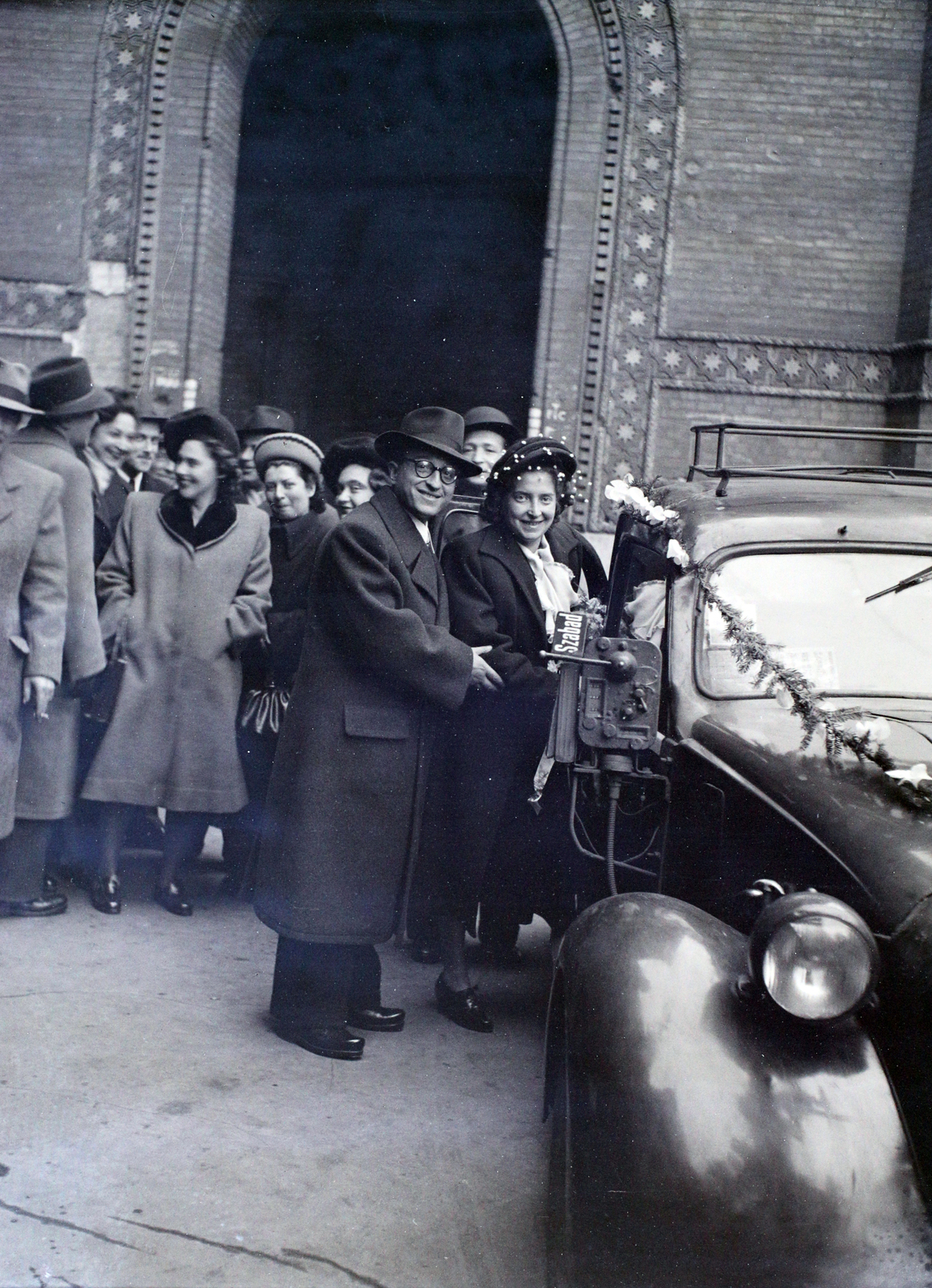 Hungary, Budapest VII., Dohány utca, zsinagóga., 1948, Hámori Gyula, taxicab, Budapest, entering the car, Fortepan #104958
