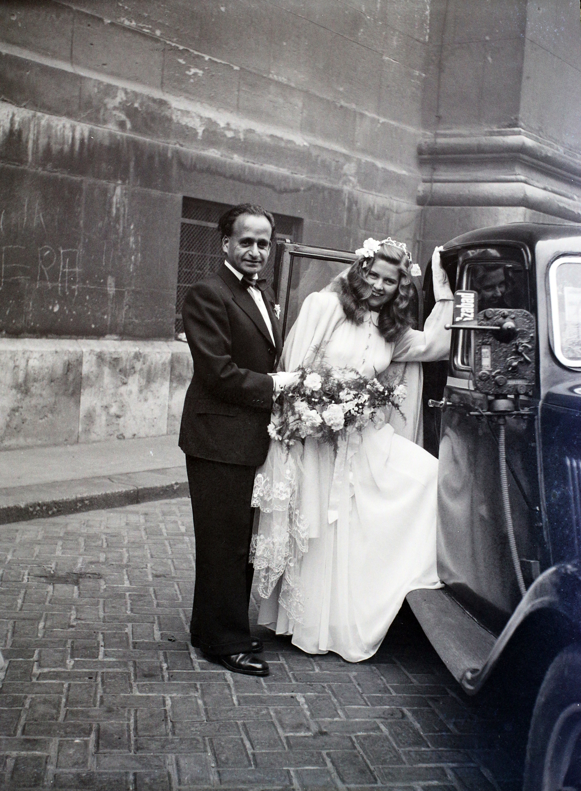 Hungary, Budapest V., Szent István tér a Szent István-bazilika egyik északi oldalbejárta előtt., 1948, Hámori Gyula, taxicab, Budapest, entering the car, Fortepan #104959