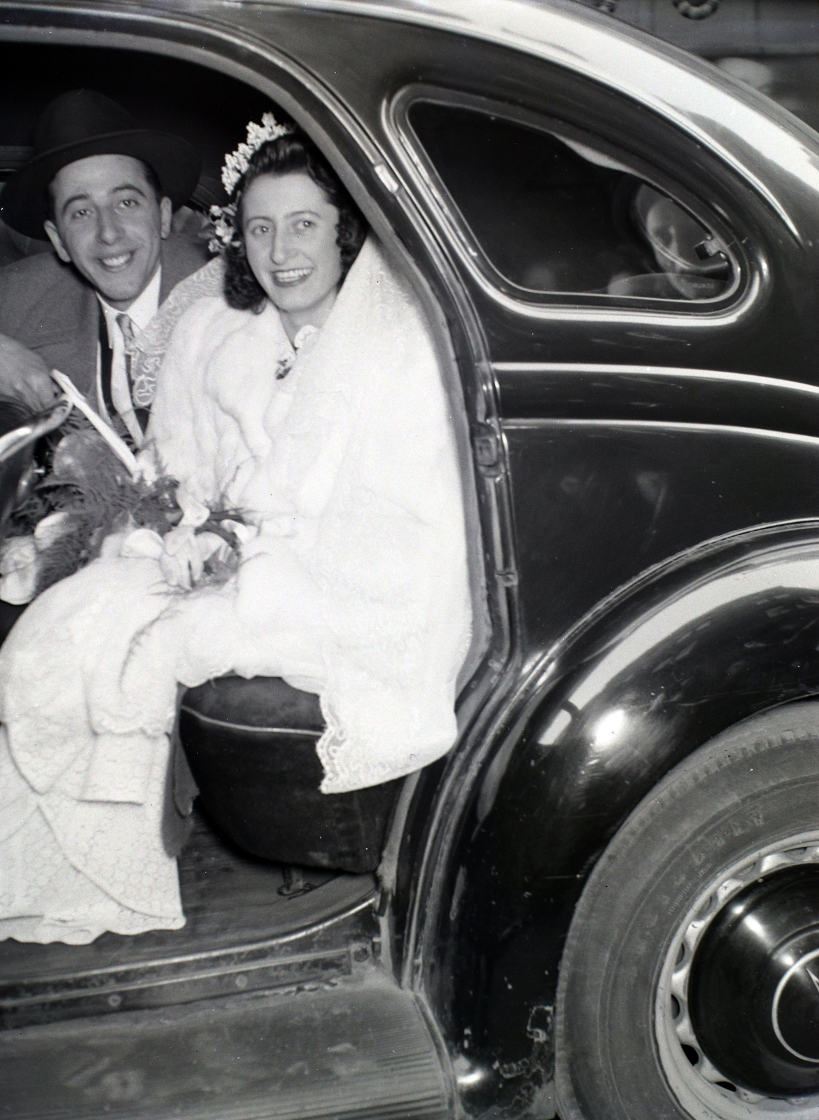 Hungary, Budapest VII., Kazinczy utca, a felvétel a zsinagóga melletti orthodox központ bejáratánál készült., 1948, Hámori Gyula, Budapest, smile, bride, automobile, groom, Fortepan #104971