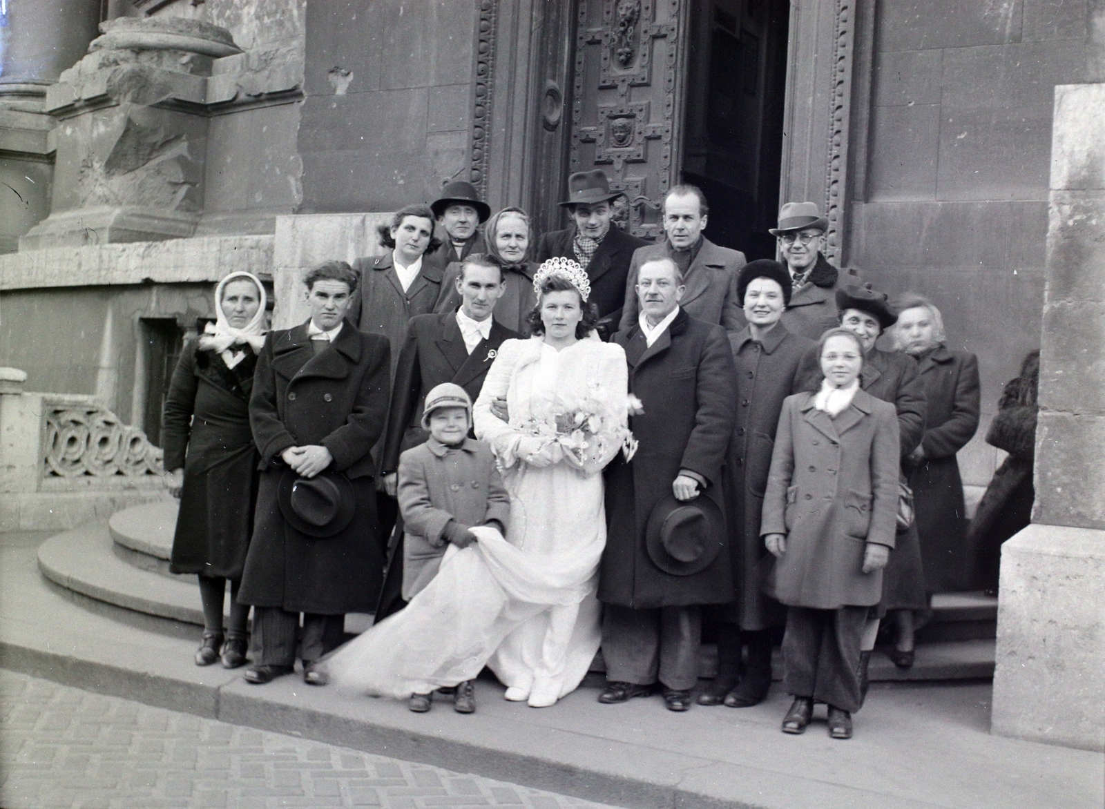 Hungary, Budapest V., Szent István tér, a Szent István-bazilika egyik északi oldalbejárata., 1948, Hámori Gyula, Budapest, wedding ceremony, tableau, Fortepan #104975