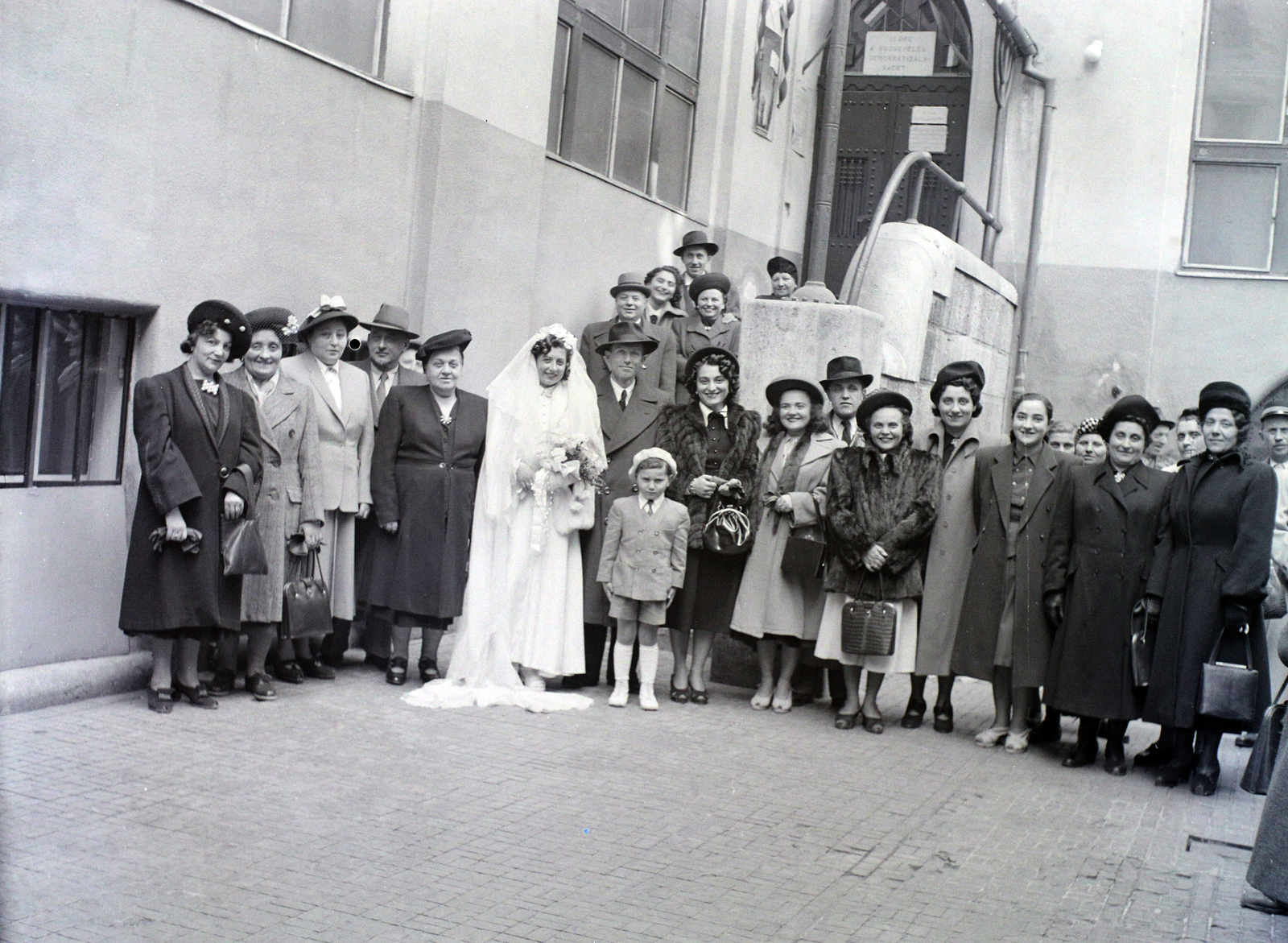 Hungary, Budapest VII., a Kazinczy utcai orthodox központ udvara a zsinagógánál., 1949, Hámori Gyula, Budapest, bride, tableau, Fortepan #104977
