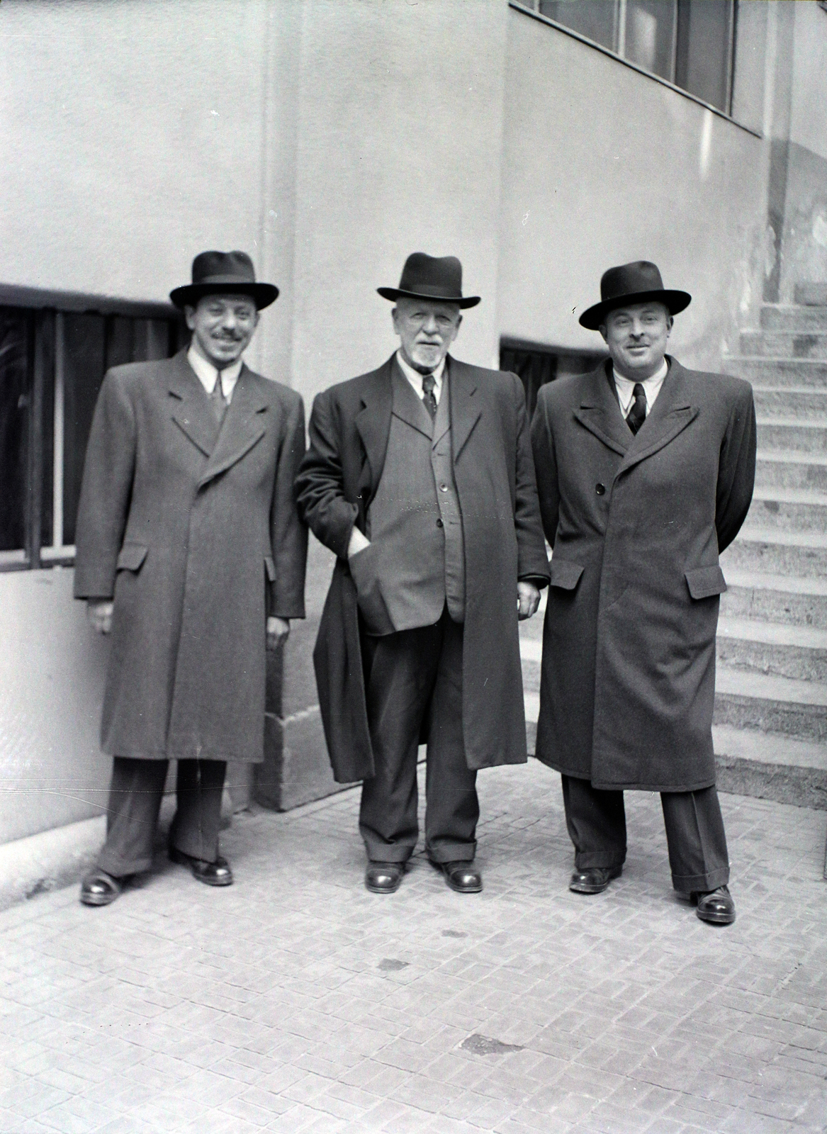 Hungary, Budapest VII., a Kazinczy utcai orthodox központ udvara a zsinagógánál., 1949, Hámori Gyula, Budapest, gentleman, Fortepan #104979