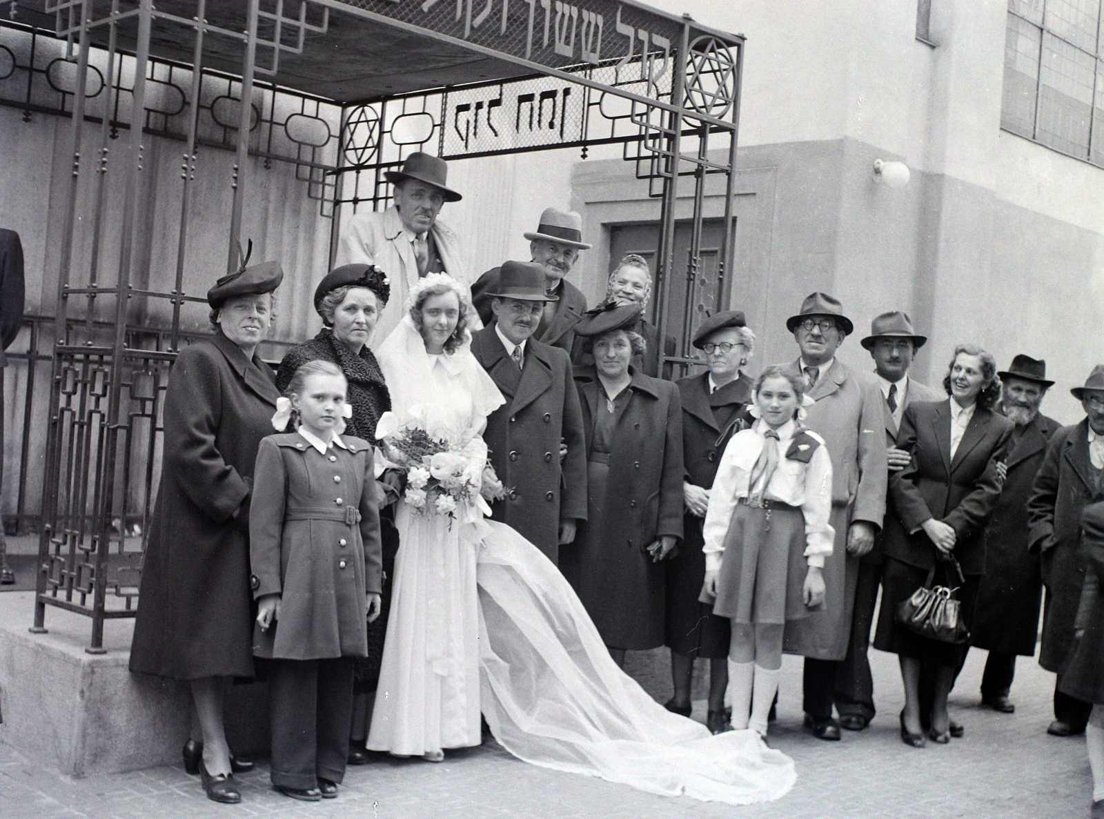 Hungary, Budapest VII., a Kazinczy utcai orthodox központ udvara, hüpe (menyegzői baldachin) a zsinagógánál., 1949, Hámori Gyula, judaism, Budapest, Hebrew script, chuppah, yellow star, wedding ceremony, Fortepan #104980