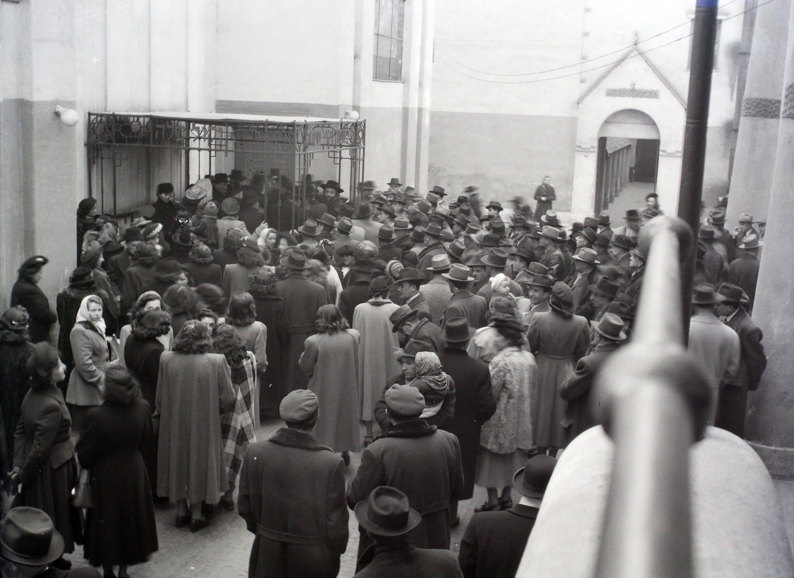 Hungary, Budapest VII., a Kazinczy utcai orthodox központ udvara, balra a zsinagógánál a hüpe (menyegzői baldachin), szemben az izraelita községháza bejárata., 1948, Hámori Gyula, judaism, Budapest, Hebrew script, chuppah, yellow star, Fortepan #104993