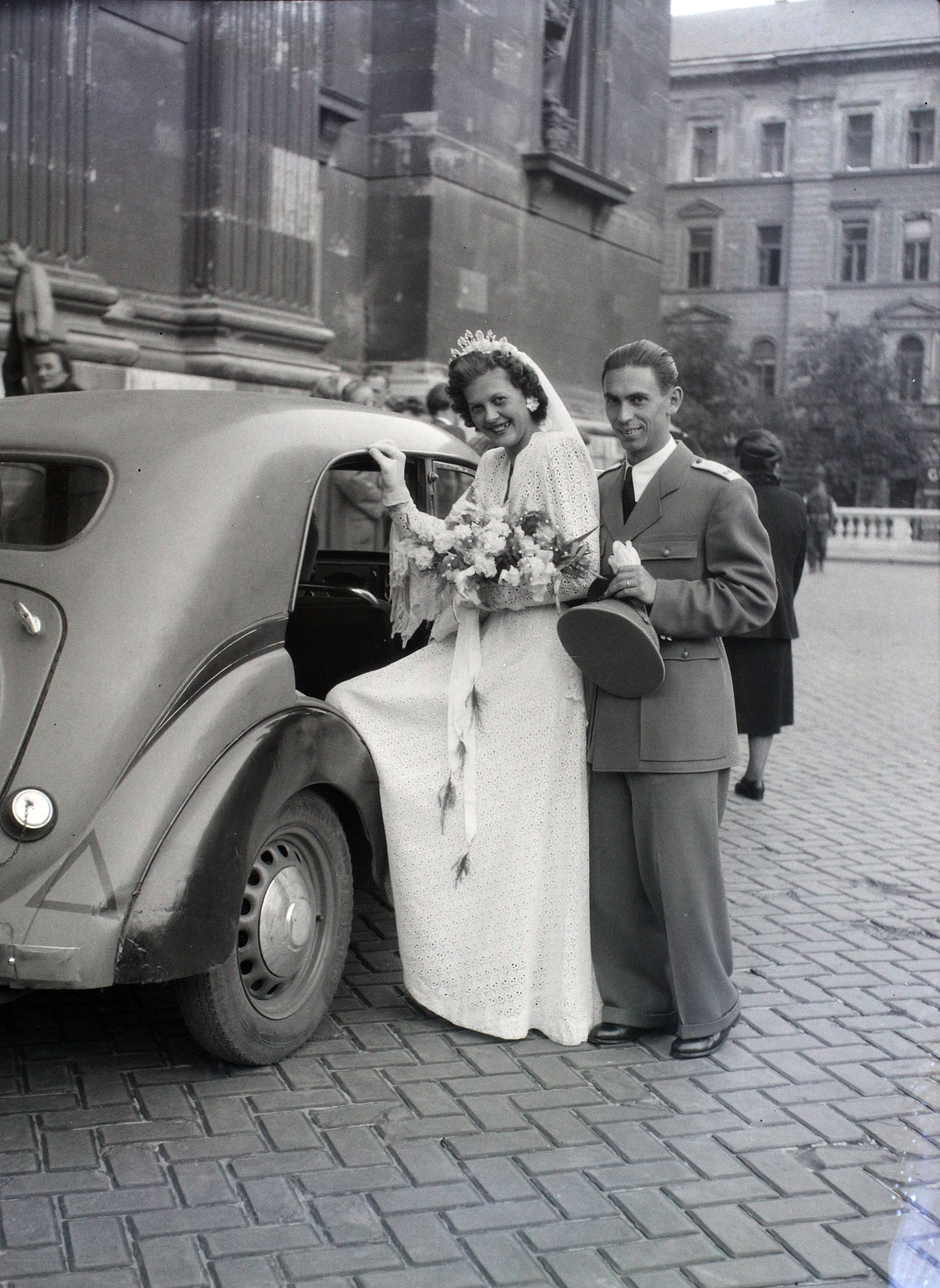Hungary, Budapest V., Szent István tér, a felvétel a Szent István-bazilika főbejárata előtt készült., 1947, Hámori Gyula, Budapest, wedding ceremony, peaked cap, entering the car, cop, Fortepan #104995