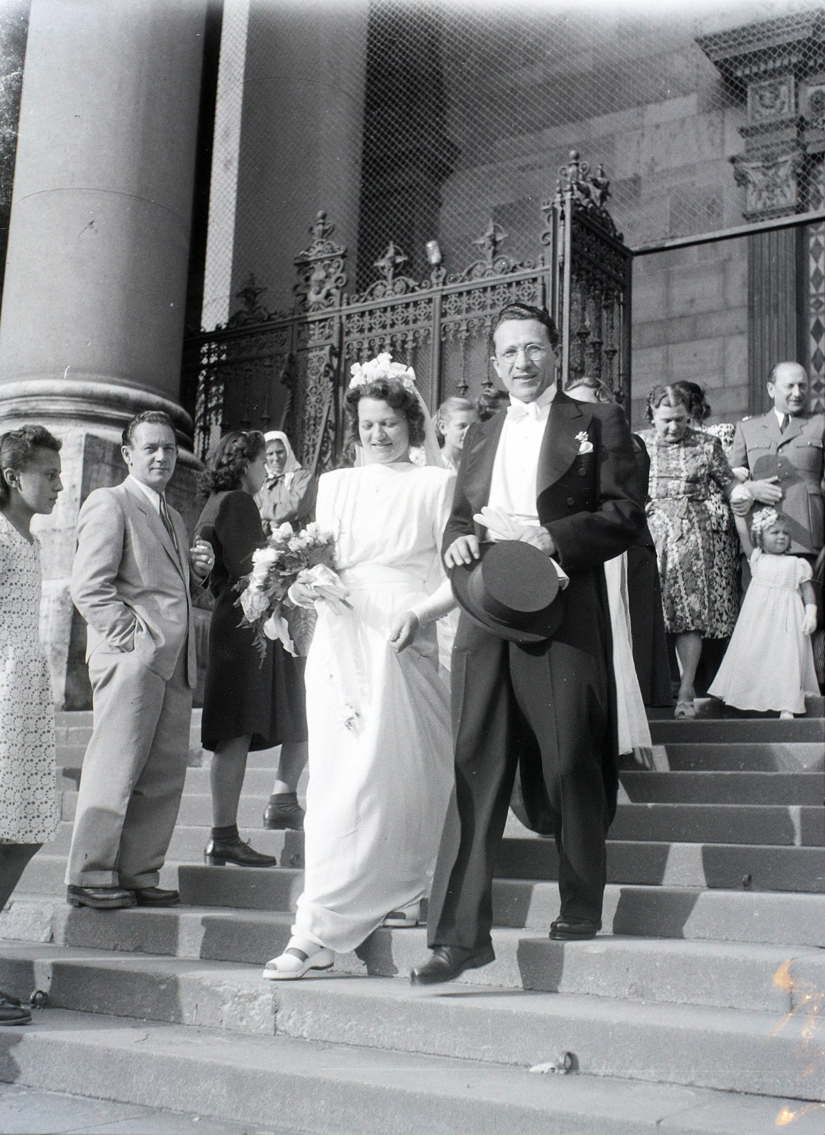 Hungary, Budapest V., Szent István tér, a felvétel a Szent István-bazilika főbejárata előtt készült., 1947, Hámori Gyula, Budapest, wedding ceremony, Fortepan #105002