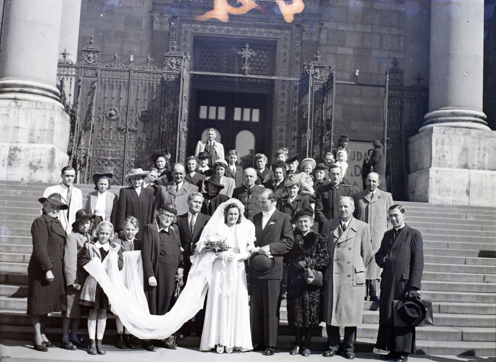 Hungary, Budapest V., Szent István tér, a Szent István-bazilika főbejárata., 1947, Hámori Gyula, Budapest, wedding ceremony, bridesmaid, tableau, Fortepan #105007