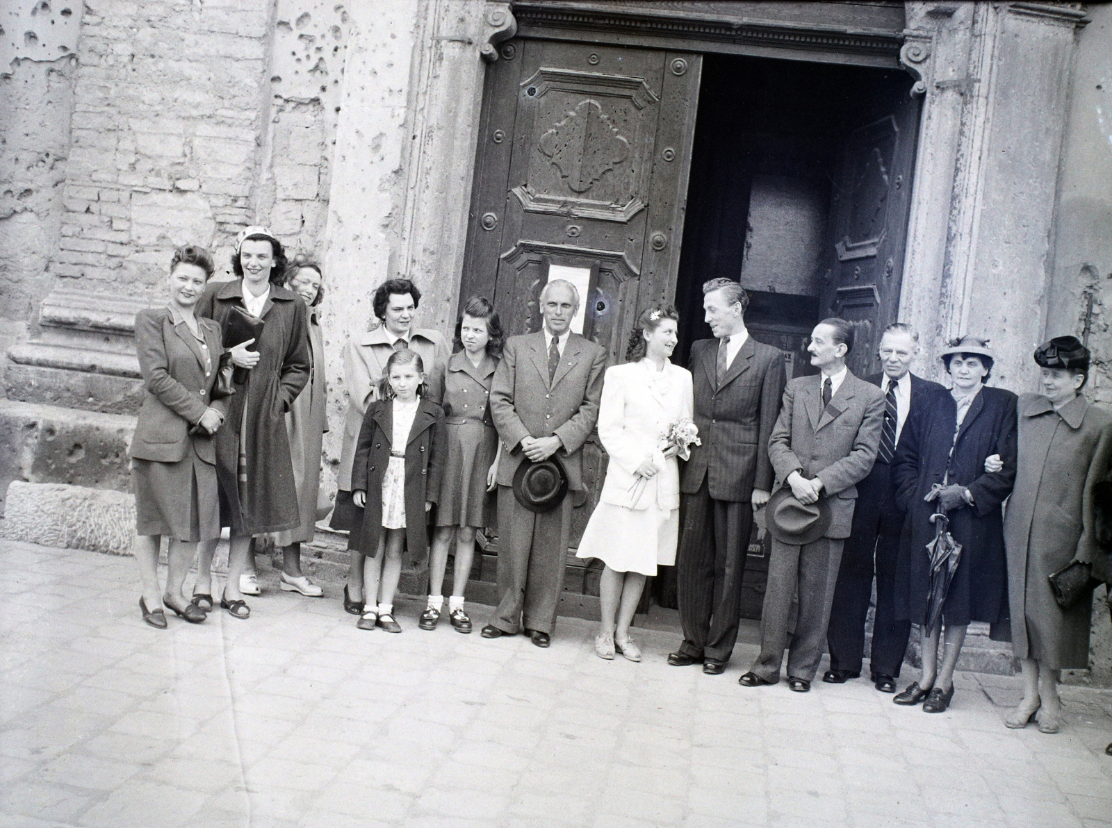 Hungary, Budapest V., Március 15. (Eskü) tér, Belvárosi Nagyboldogasszony Főplébánia-templom., 1948, Hámori Gyula, Budapest, wedding ceremony, tableau, Fortepan #105009