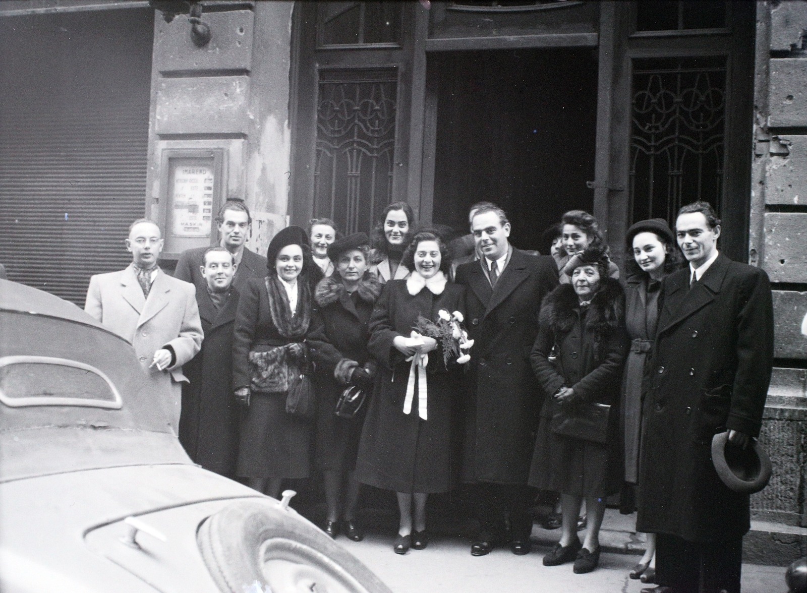 Hungary, Budapest XIII., Hegedűs Gyula (Csáky) utca 3., a zsinagóga bejárata., 1946, Hámori Gyula, Budapest, tableau, groom, bride, Fortepan #105022