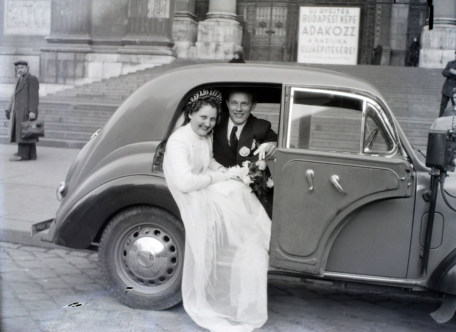 Hungary, Budapest V., Szent István tér, háttérben a Szent István-bazilika főbejárata., 1948, Hámori Gyula, Budapest, bride, automobile, groom, fun, untitled, Fortepan #105029