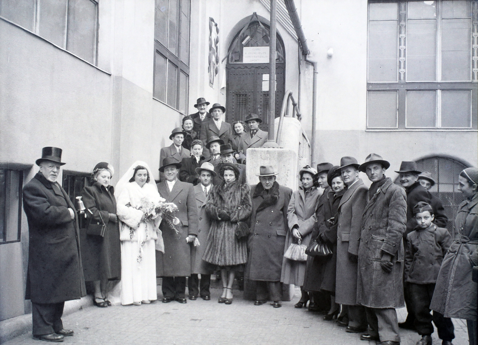 Magyarország, Budapest VII., a Kazinczy utcai orthodox központ udvara a zsinagógánál., 1947, Hámori Gyula, Budapest, csoportkép, Fortepan #105030