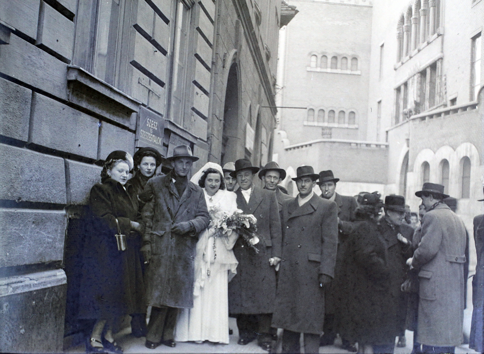 Magyarország, Budapest VII., Kazinczy utca, szemben a zsinagóga., 1947, Hámori Gyula, Budapest, csoportkép, Fortepan #105031