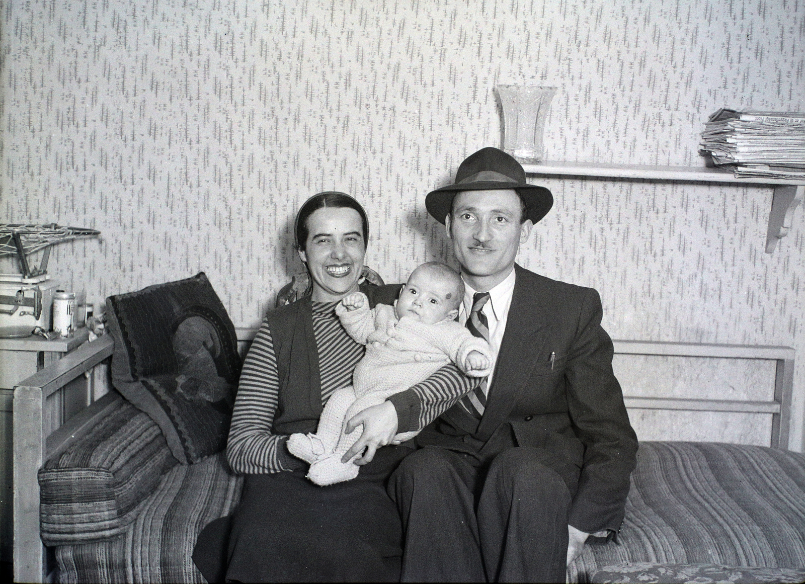 Hungary, 1946, Hámori Gyula, Budapest, gentleman, lady, scale, newborn, hold in arms, couch, happiness, Fortepan #105033