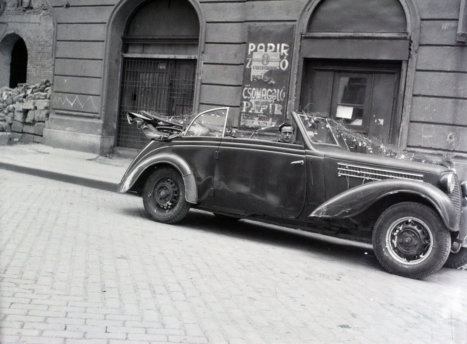 Hungary, Budapest VI., a Rózsa (Rózsa Ferenc) utca 40/b számú ház előtt egy Adler Trumpf 1.7 Ambi Budd Cabriolet tipusú személygépkocsi áll., 1947, Hámori Gyula, Budapest, convertible, Fortepan #105038